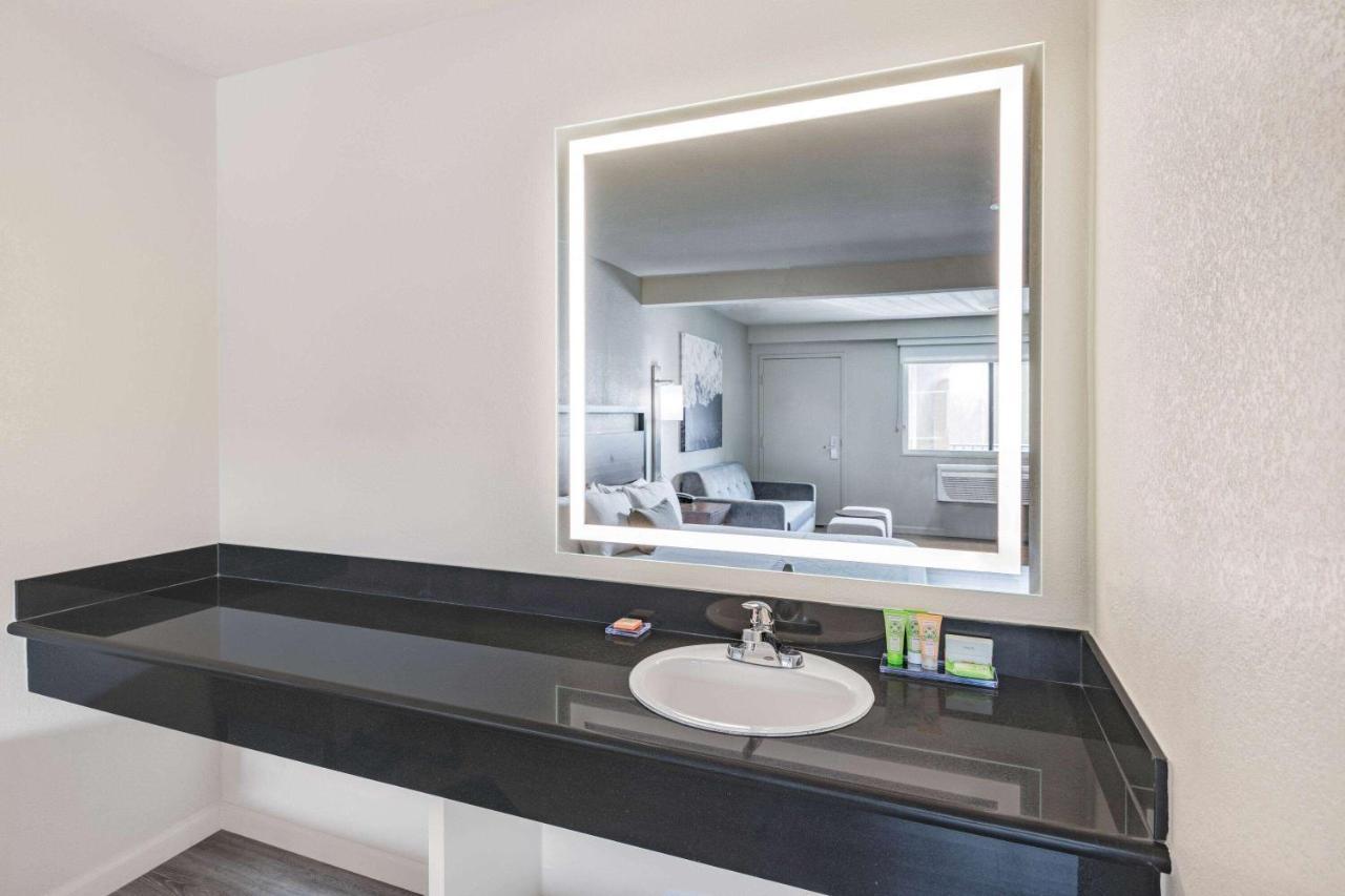 Quarto Deluxe com 1 Cama King-size e Sofá-cama - Não Fumantes