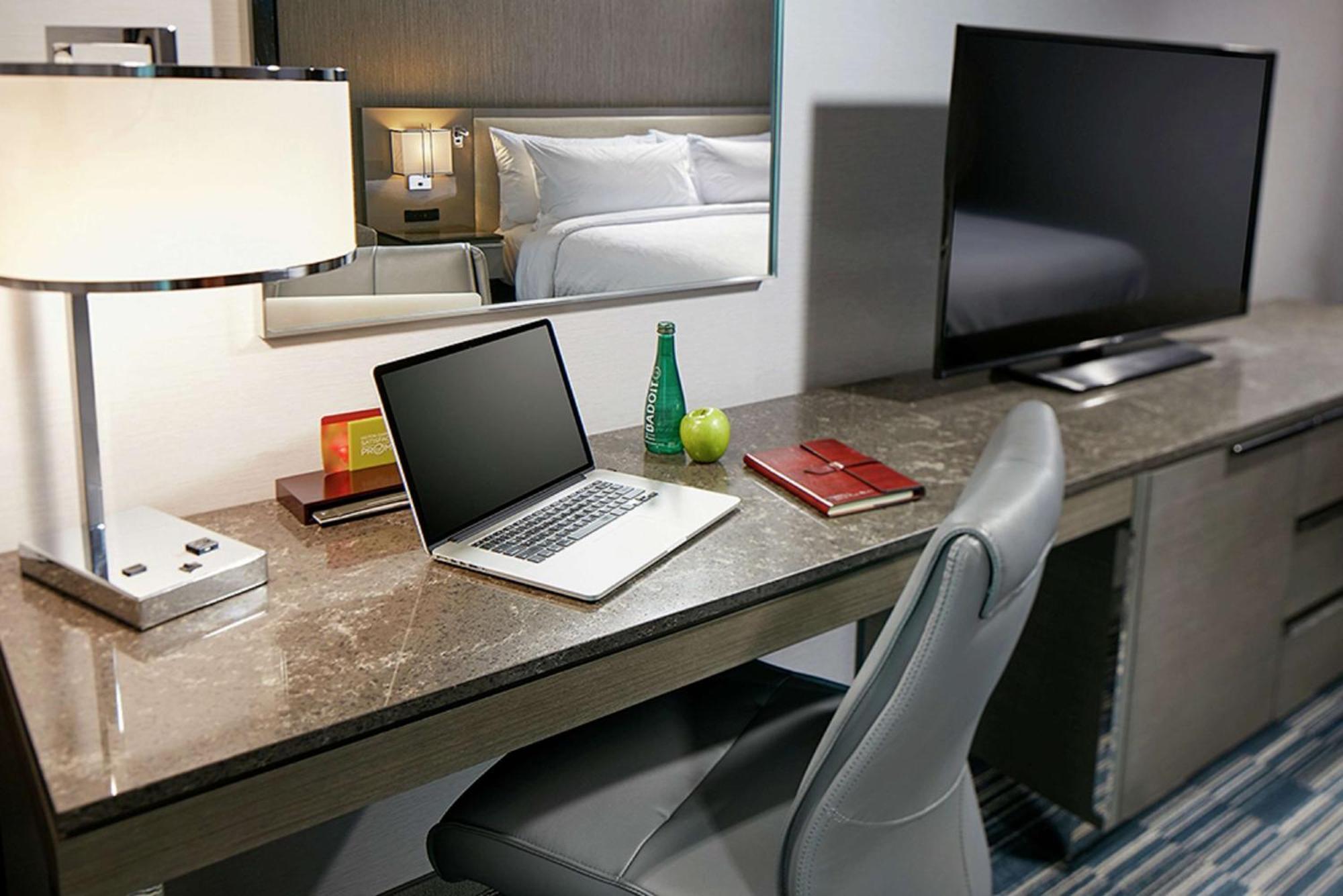 Quarto com Cama King-size e Vista da Cidade