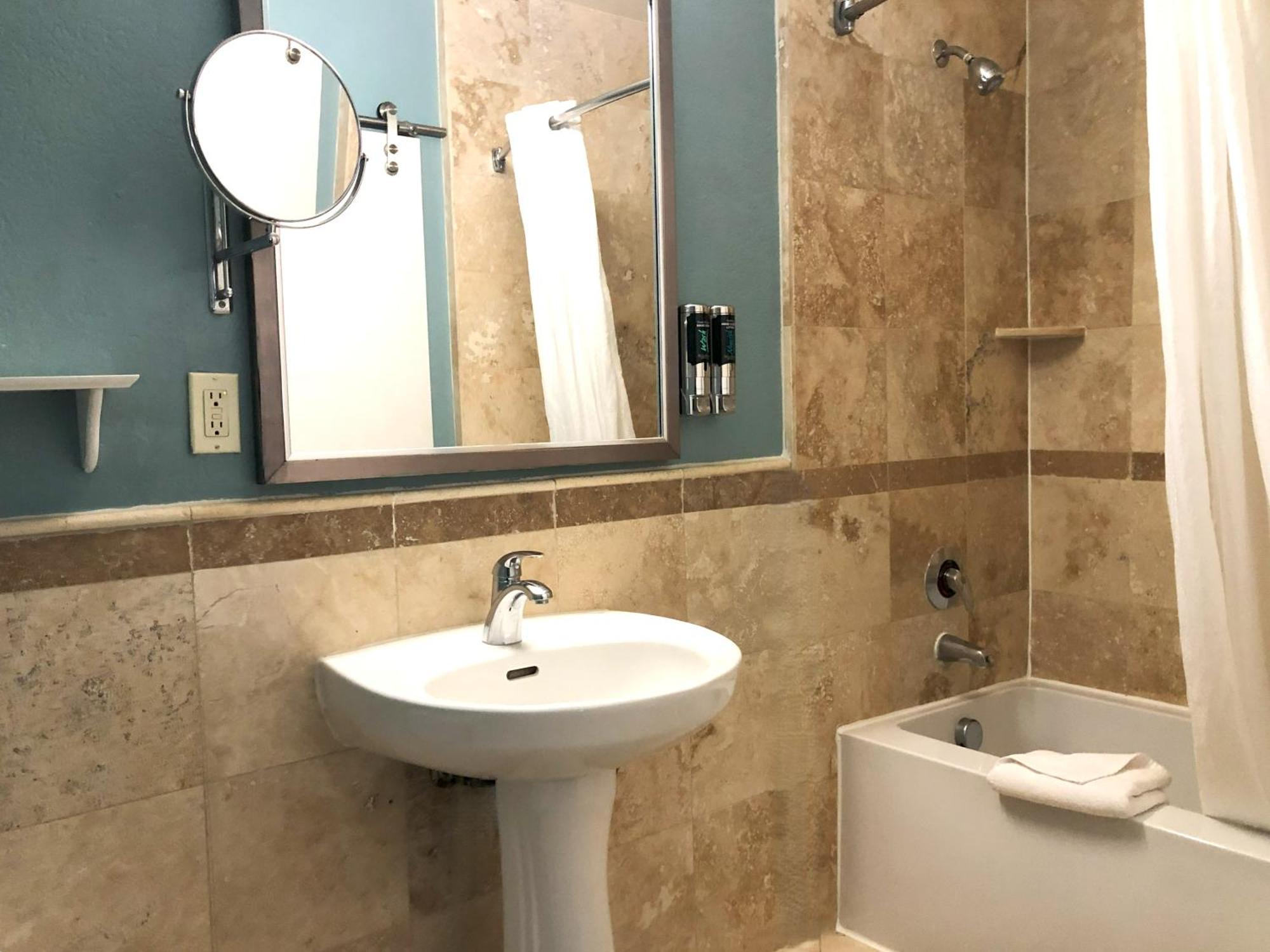 Queen Room,1770474782:JPEG