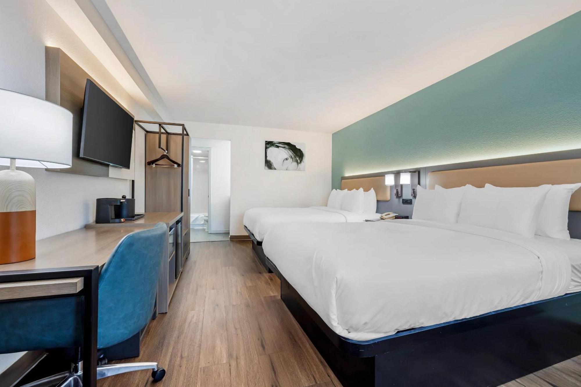 Two Queen Beds - Free Parking Breakfast Included